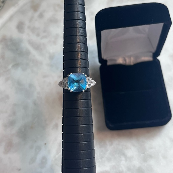 10k White Gold & Blue Topaz Ring - Picture 8 of 8